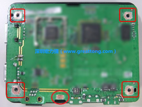 手動去綠漆。使用傳統(tǒng)的刀片去除綠漆后的效果。