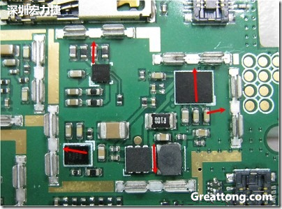 圖中顯示一塊電路板使用這種屏蔽夾(shielding clip)的實(shí)例?；旧衔覀?cè)趶澖堑牡胤蕉荚O(shè)計(jì)擺放了一個(gè)屏蔽夾，這樣可以讓作業(yè)員比較方便安裝屏蔽罩(shielding can)時(shí)的對(duì)位準(zhǔn)確。然后在其他沒(méi)有屏蔽夾的地方也設(shè)計(jì)了一些接地的布線(xiàn)，一來(lái)可以稍微提升屏蔽罩的電磁隔絕能力，另一方面也可以為屏蔽夾無(wú)效時(shí)，馬上可以更改為屏蔽框，而無(wú)需要重新設(shè)計(jì)電路板。