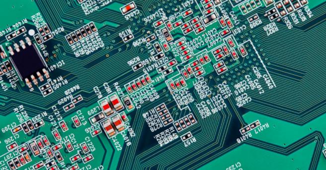 你能在這個復(fù)雜的PCB中找到垂直布線嗎？反正我不能